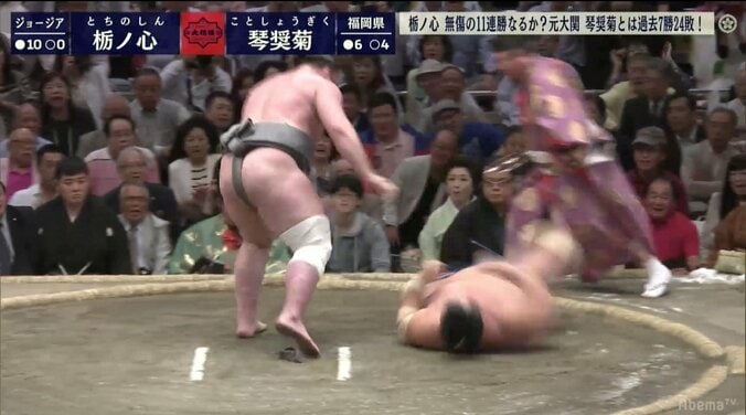 栃ノ心、全勝キープ！　豪快な上手投げで琴奨菊を土俵に叩きつける 1枚目