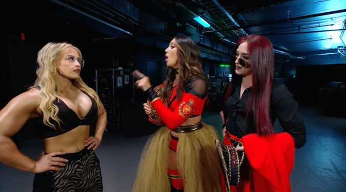 圧巻の筋肉量を誇るジョーディン（写真左）