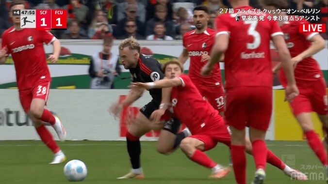 スタジアム大歓声！ 堂安律の“鬼トランジション”を日本代表レジェンドが絶賛「一人だけ早い」爆速プレスバック→強靭デュエルで敵カウンターを潰した瞬間 2枚目