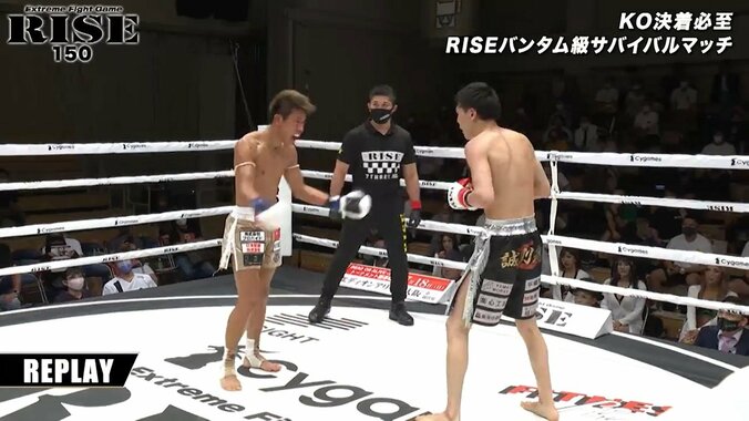 レフェリーにもたれ掛かり「まだやれる！」 壮絶な打撃戦に“神試合”の声 再三ダウンも敗者に「ファンになった」称賛も 3枚目