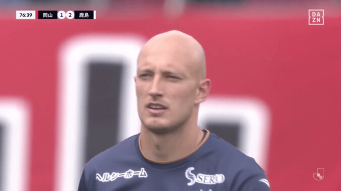 SNS騒然！「ギリアウトでは笑」岡山GKが疑惑の“曲芸ハンド回避”「絶対キャッチしたまま出ただろw」「上手いね」微妙すぎる一部始終にファン注目 5枚目