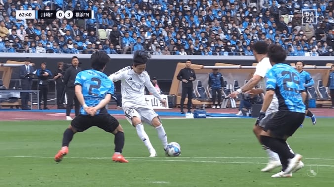 まるで中村俊輔！横浜のファンタジスタ、“黄金の左足”で華麗弾「美しい虹がかかったぜ！」「やっぱアマジュンには10番を」国立を沸かす 3枚目