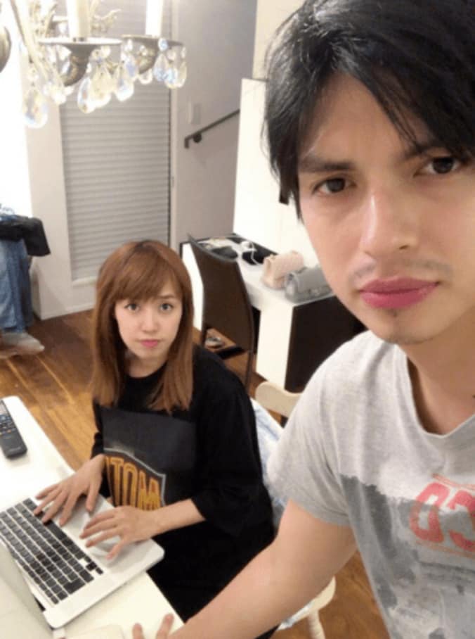 川崎希&アレク、愛車ベンツへのイタズラ被害を報告　本格的な犯人探し始める 1枚目