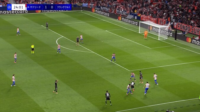 【CL】堂安律の“無双ボールキープ”が「上手いし強い」「あんなに囲まれて取られないの？」ダブルタッチなどでアトレティコの４人ブロックを無力化 4枚目