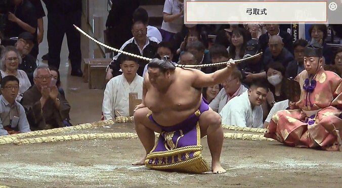 東の花道の奥に湊川親方の姿