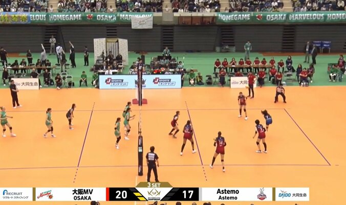 見事な空中レシーブ