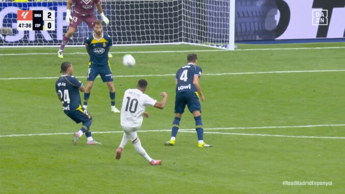 「違法レベルだ」最強エンバペ、“魔法のドライブショット”に世界震撼！「軌道が狂ってる」「ゲーム映像かと思った」GK唖然のスーパーゴール 2枚目