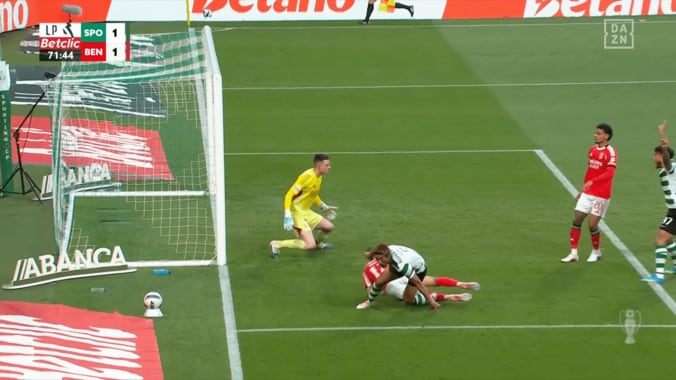 「点も取れるんかい！」守田英正の“FW顔負けヘディング弾”にファン驚愕！「W杯に呼ぼう」「森保さんにアピール」日本代表待望論が沸騰 5枚目