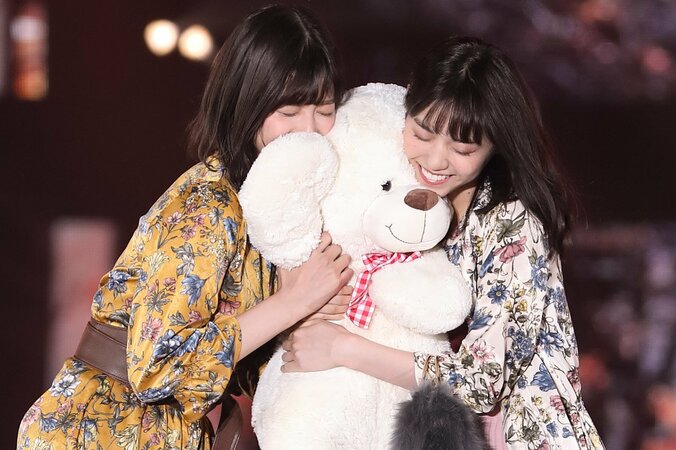 欅坂46メンバーに大歓声！ 乃木坂・西野七瀬と渡辺梨加が二人ランウェイも-ガールズアワード2017A/W【画像集】 1枚目