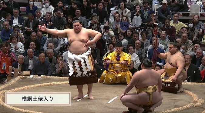 行司の背後に白着物姿の美人女優