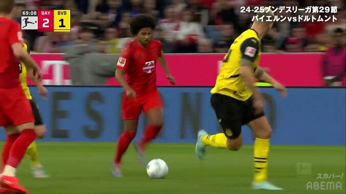 理不尽過ぎだろ！守備陣を全員無効化する圧巻“神ドリブル”からのスーパーゴール！「明らかに1人スピードが違う」「個で組織を破壊」 4枚目