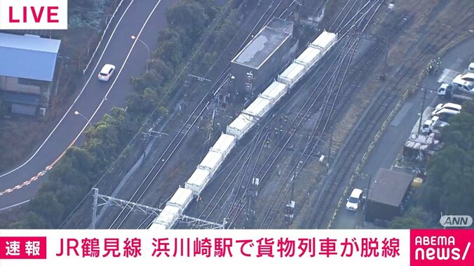 脱線した貨物列車