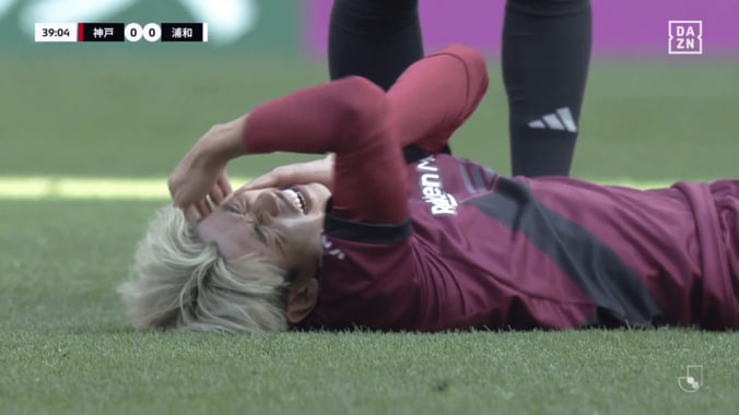 波紋！ 大迫勇也が“顔面に肘”で悶絶…ホイブラーテンと激しい肉弾戦「カードでしょ」「正当にボールに行ってる」ファンの意見が割れた瞬間 3枚目