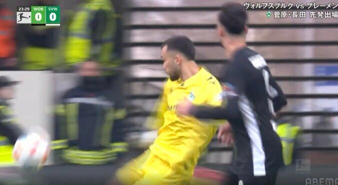 「めっちゃ飛ぶやん！」ブレーメンGK長田澪、美しすぎる“高精度ロングフィード”炸裂「超上手いな」局面を変える“一撃必殺のパントキック” 4枚目