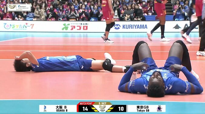 【写真・画像】男子バレー、選手がバタバタ倒れ込む異様な光景 凄まじいラリーが生んだファン感動の一コマ　1枚目
