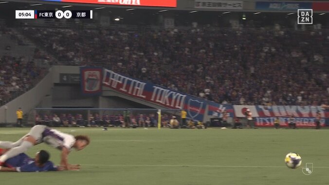「PK妥当」日本代表DFの危険過ぎる空中大激突にファン悲鳴「完全にレイトタックル」「見ないで突っ込んだ」試合開始早々“一発レッド”の退場劇 3枚目