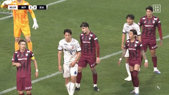 「めっっっちゃ飛ぶ！」大卒ルーキーの“爆伸び”ロングスローにファン驚愕「飛距離エグいな」特大＆高精度な“一投”で即決定機の瞬間 3枚目