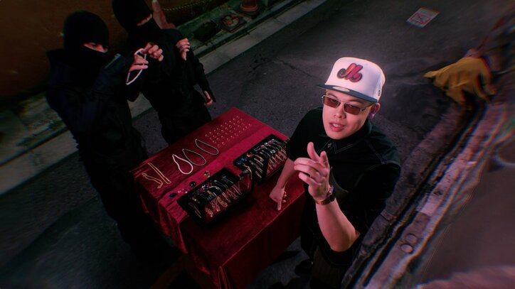 覆面ラッパーTEMBA、高速ラップでMIYACHIとマイクを繋ぐ“X次元”な新曲＆MV公開！！