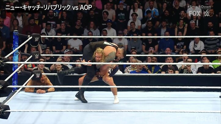 【写真・画像】嘘だろ…超ヘビー級、持ち上げた！小兵レスラーが驚きのパワーを見せた瞬間 　「135kgですよ！倍ぐらいあるのに」解説者驚愕、相棒も頭を抱え“あ然”の驚愕シーン　1枚目