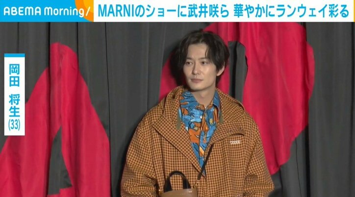 武井咲、デコルテ露わな花柄ドレス姿を披露「とてもエレガントで凄く気に入っています」