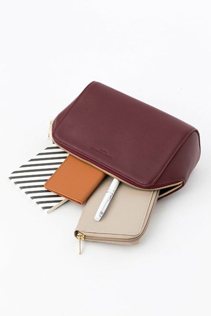 アニメ『血界戦線 & BEYOND』レオナルドとクラウスが手元に! 佐藤さきコラボのショルダーバッグとポーチが発売