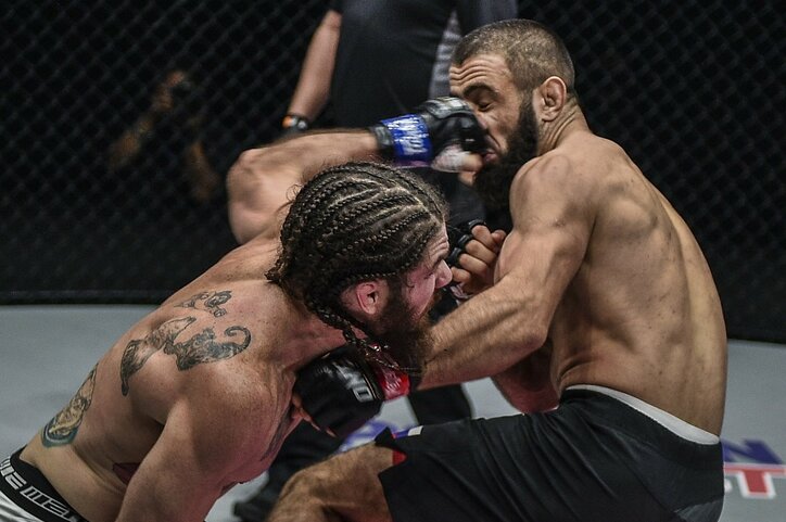 鼻が曲がっても心折れず “起死回生”のヒザで“逆転”初防衛 王者の意地に「鼻折れからの感動フィニッシュだ」