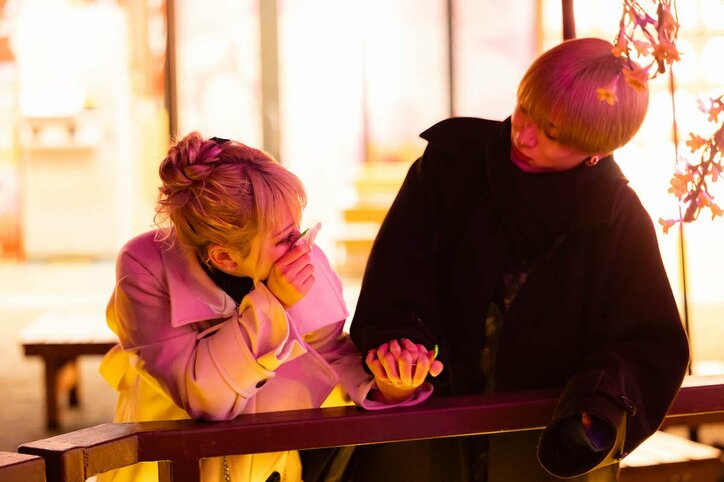 【写真・画像】号泣する金髪ギャルに「手相見せて」→手繋ぎ 元メン地下アイドルの慰め方が優しすぎて沼　3枚目