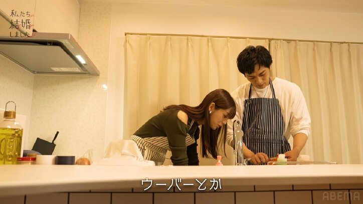 貴島明日香、肩見せエプロン姿に「かわいすぎる奥さん」「エプロン似合う」の声！15歳年上夫と新居で料理『私たち結婚しました4』第1話