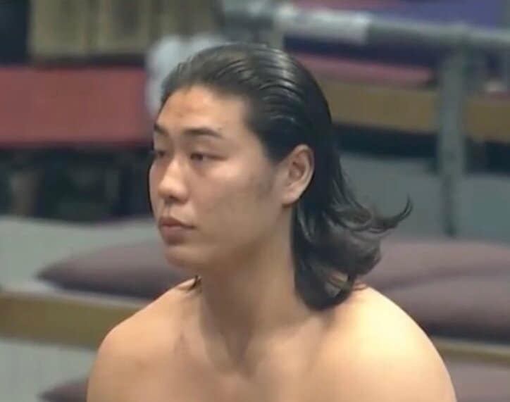 【写真・画像】「一体何頭身？」身長186センチの“抜群スタイル”ロン毛力士に熱視線「理想体型すぎて泣きたい」　1枚目