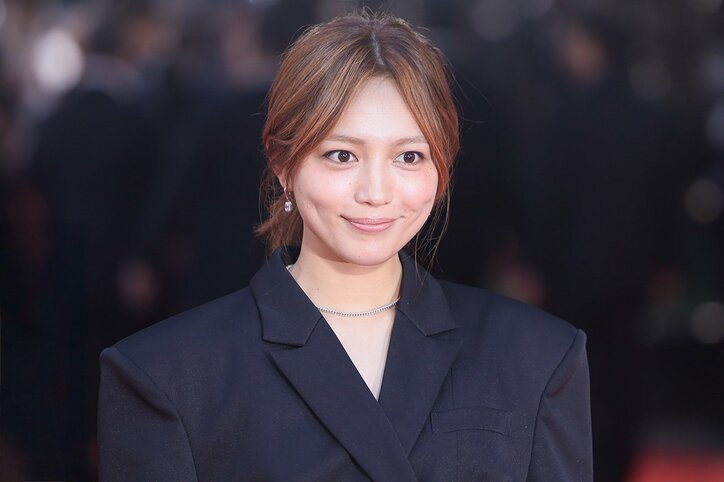 【写真・画像】柴咲コウ、圧巻のオーラでレッドカーペットを席巻! 深いスリットから覗く美脚に視線釘付け 4枚目