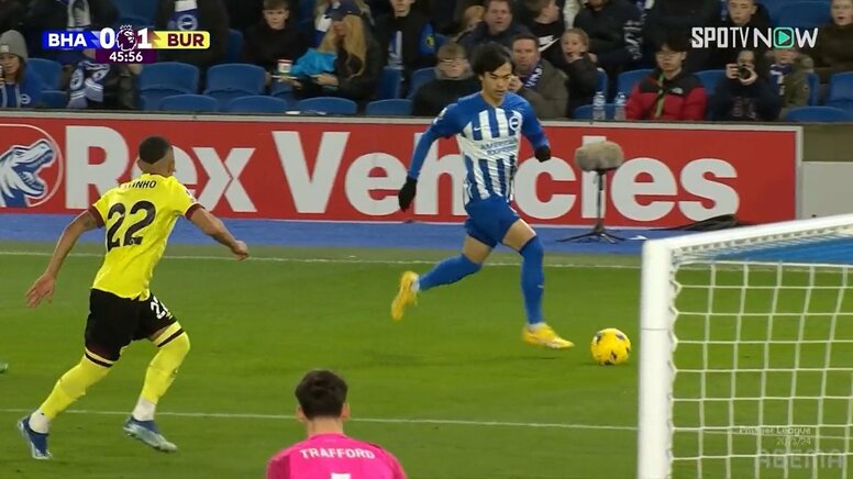 三笘薫にボールが渡った瞬間、スタジアムから大歓声！急加速ドリブルで左サイドをぶち抜く圧巻のファーストプレーに「即活躍が期待されてる」