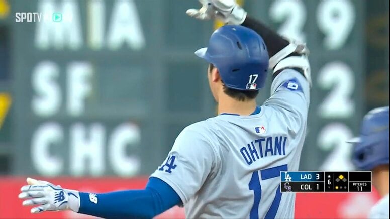 大谷翔平、ブルペンとほっこりすぎる“交信”の瞬間 重苦しさを一掃する光景に「チームが落ち込んでる時に奮起できる大谷カッコいい」