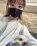 岸明日香の愛犬を膝にかかえた微笑ましいオフショットに「可愛さてんこ盛り」「世界一幸せなワンちゃん」と反響