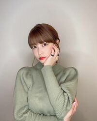 岸明日香、グリーンニットの可愛らしいオフショット公開 「もう可愛いっ、最強ニット」とファン悶絶