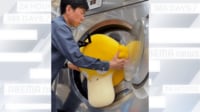 【映像】巨大ぬいぐるみ “コダック”を洗濯