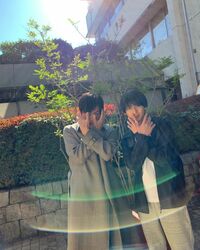 “最愛ポーズ”を決める井浦新＆高橋文哉の“陽の光に包まれる”2ショットにファン歓喜「朝からイケメンな2人」「後光が差す尊さ」