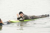 小栗旬×西島秀俊「CRISIS」『【オフショット】極寒の川のド真ん中へ!小栗さんの移動方法とは?』