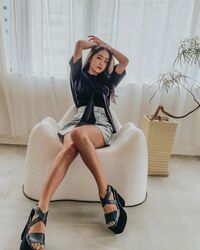 みちょぱ、モノトーンコーデで美脚を披露しファン絶賛「憧れのスタイル」「脚長くて羨ましい」