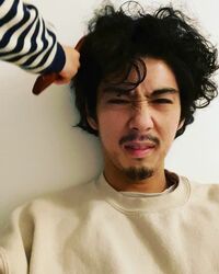 賀来賢人、子どもに天然パーマを弄られるショットに反響「可愛すぎる」「芸術」