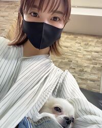 岸明日香の愛犬を膝にかかえた微笑ましいオフショットに「可愛さてんこ盛り」「世界一幸せなワンちゃん」と反響
