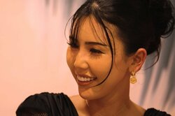 水着姿のセクシー女社長、二股騒動の人気芸人と混浴 「テクニックない人は辛い」とぶっちゃけ