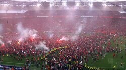 「グチャグチャやw」“カオスすぎた”レヴァークーゼン初優勝決定の一部始終が話題！ サポーター乱入→アディショナルタイムなしで強制試合終了「コールド勝ち？w」「雑な笛w」