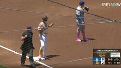 球場が大混乱！一体、何が起こった…！？ ホームランが突然消されてアウト！ 物議を醸す“謎の判定”が起きた瞬間 「どう見ても入ってるw」「誤審すぎるだろ」