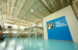 レコード専用アプリ「VINYLVERSE」の使い方を学びながら、実際のレコードプレス工場で製造現場を体験できる特別イベントを開催