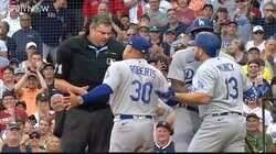 おいおい、どこがストライクだよ！元日本ハム・マーティンが火消し成功も勝敗を分けた1球にドジャースが大激怒　打者&監督がダブル退場の結末