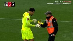 堂安律も激怒！「一線を越えてる」ラジコン飛行機の乱入で試合中断の異常事態…ブンデスリーガ・ファン抗議活動が暴走して選手もファンもうんざり「やりすぎ…」