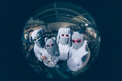 YouTube上に突如現れた謎の“プロ素人集団oops coolの3rd Single「スキャンダラス」配信スタート!