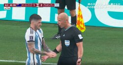主審に鬼の形相で詰められ縮み上がるアルゼンチン選手「めっちゃ怒られてるw」視聴者もびっくり