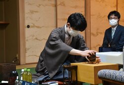 藤井聡太竜王の連勝か、羽生善治九段が追いつくか 形勢互角で終盤戦へ／将棋・王将戦七番勝負第2局