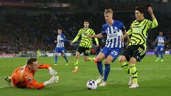 「大丈夫か？」冨安健洋がキーパーと衝突しド派手にぶっ飛んだ瞬間！30m級爆速スプリントで攻撃参加→GKとの競り合いで接触してスーパーダイブ「怪我すんなよ」「監督も冷や冷やしてる」